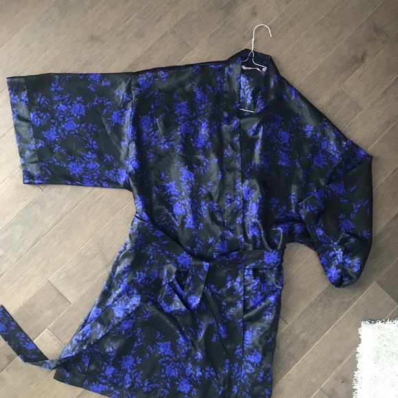 2/40$ 🛍 Beautiful Silk Robe - Picture 4 of 11